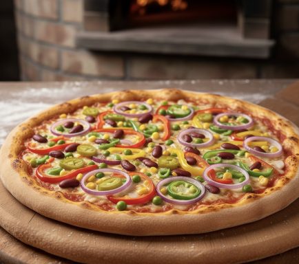 Mexikanische Pizza (scharf) Eine frisch gebackene Pizza mit buntem Gemüse und Käse auf einem Holzteller.