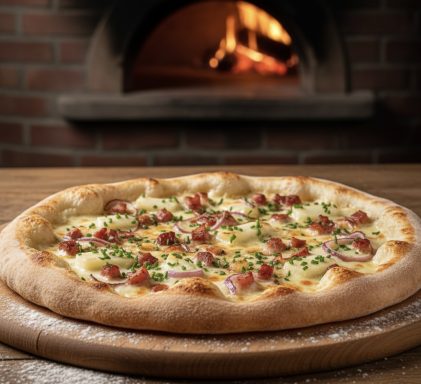 Landhaus Pizza Leckere Pizza mit Schinken, Zwiebeln und frischen Kräutern vor einem Steinofen.